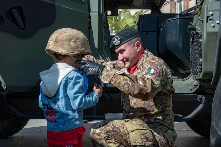 Corsa Rosa, nel Villaggio l’infopoint della Brigata Sassari gremito di studenti e studentesse