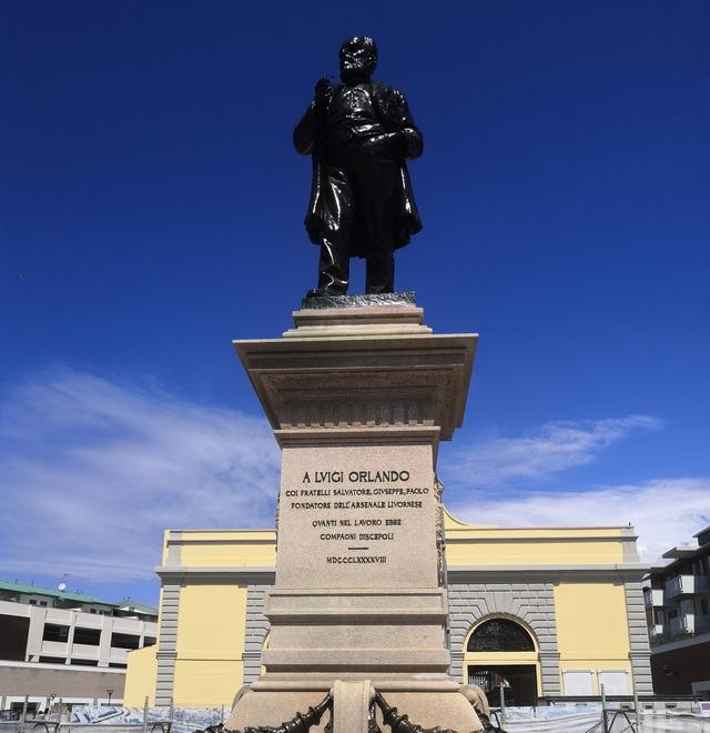 «È glassata». «Macché, è bellissima». Livorno divisa sulla "nuova" statua di Luigi Orlando al Cantiere&nbsp; 