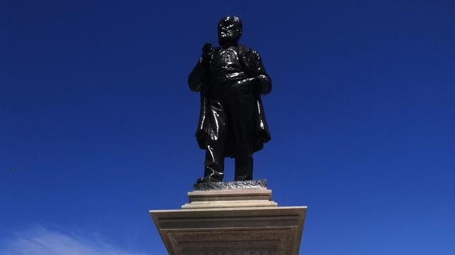 «È glassata». «Macché, è bellissima». Livorno divisa sulla "nuova" statua di Luigi Orlando al Cantiere 