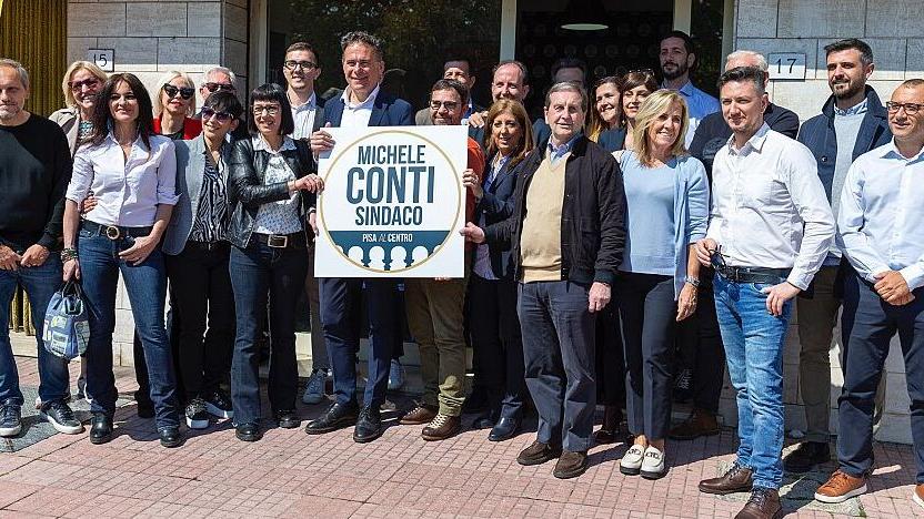 Pisa, il sindaco Conti non rinnova (ancora) la tessera Lega. Lui nega, ma c’è l’ombra di Fratelli d’Italia