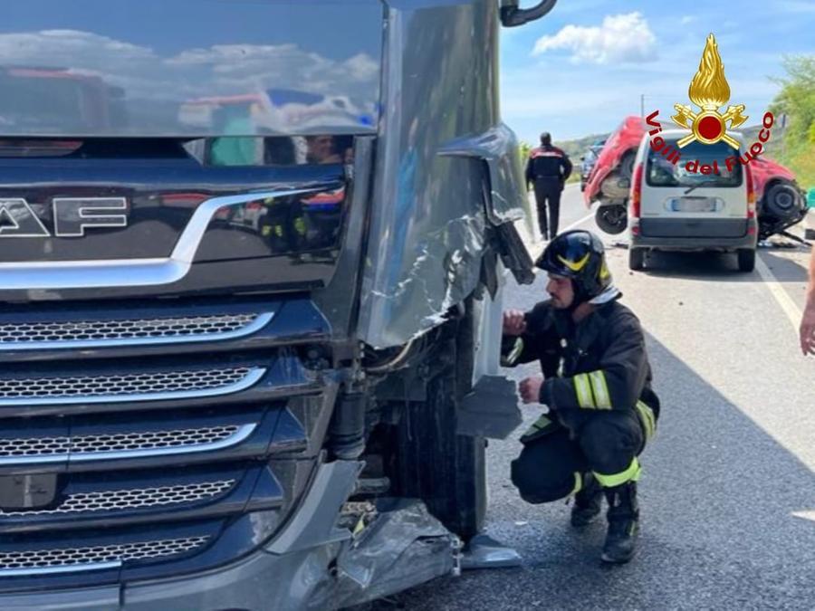 Volterra, scontro tra camion e due auto: tre persone salvate dai vigili ...