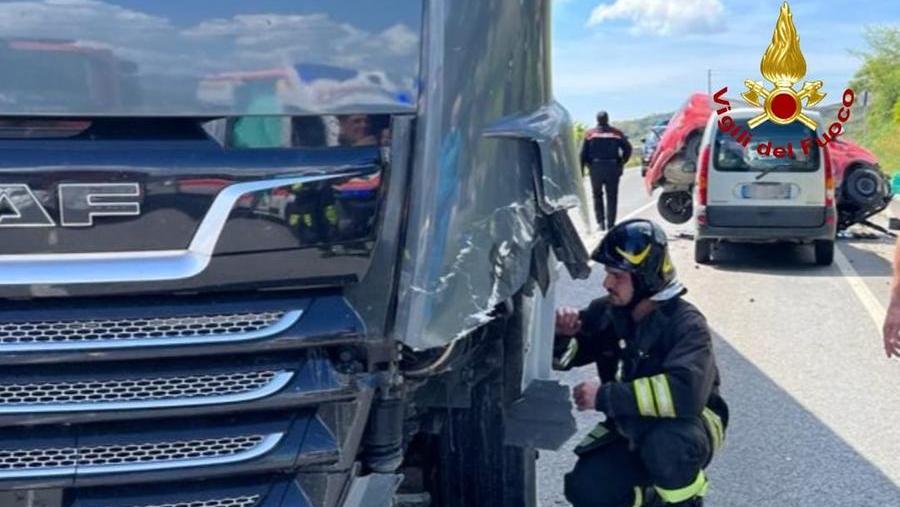 Il camion e le auto sul luogo dell'incidente 