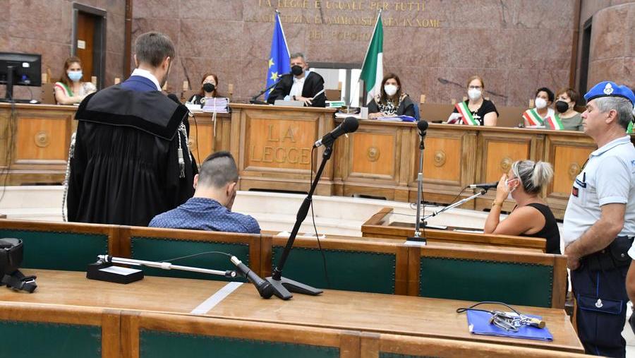 Processo per l'omicidio Fara, di spalle l'imputato Claudio Dettori <em>(foto d'archivio di Mauro Chessa) </em>