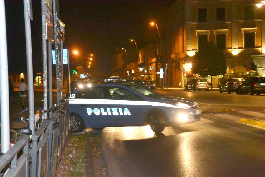 LUCCA suicidio suicida Nicola Barsotti 26 anni di San Vito si è ucciso a coltellate davanti al baluardo San Colombano sulle Mura di Lucca - auto volante polizia
