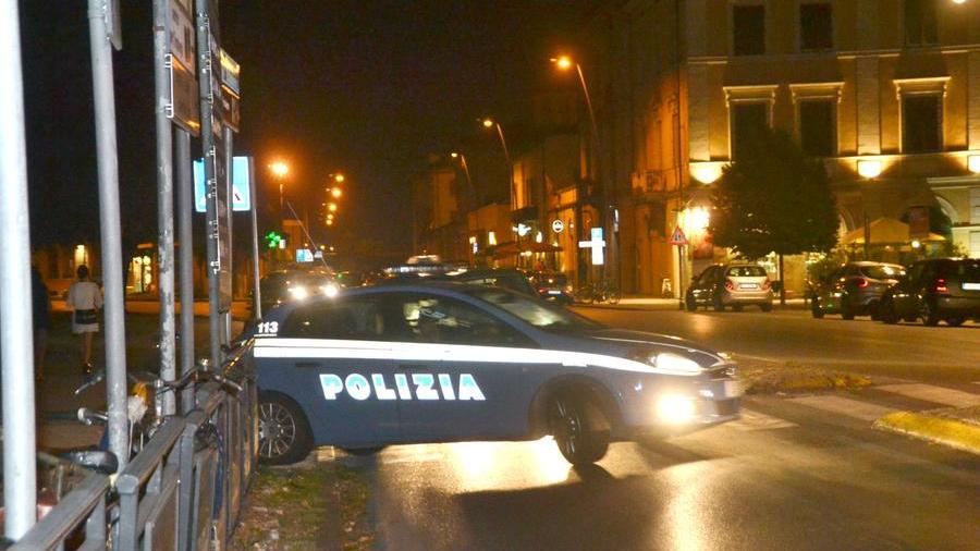 LUCCA suicidio suicida Nicola Barsotti 26 anni di San Vito si è ucciso a coltellate davanti al baluardo San Colombano sulle Mura di Lucca - auto volante polizia