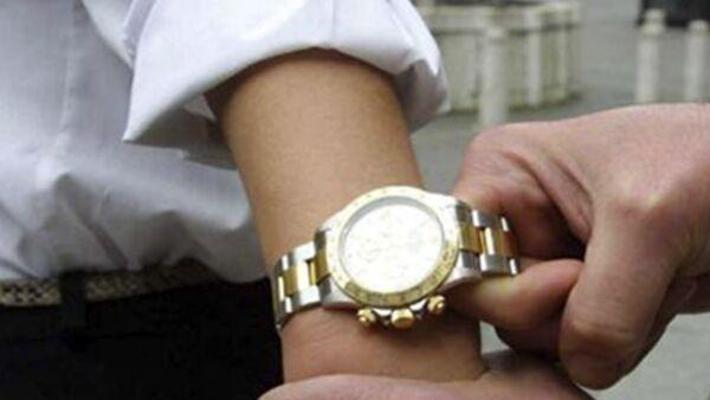 Abbraccia un anziano fingendo di conoscerlo, e scompare il Rolex d’oro da 15.000 euro