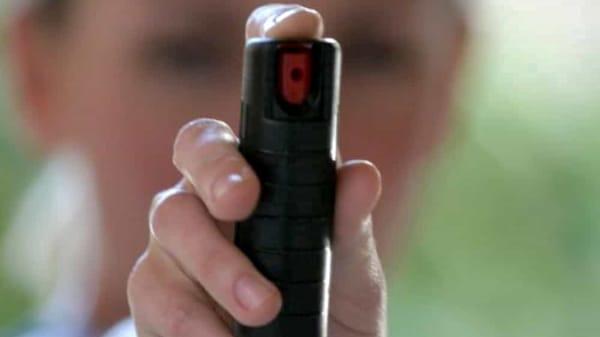 Spruzza spray urticante nel bus e poi scappa, passeggeri intossicati