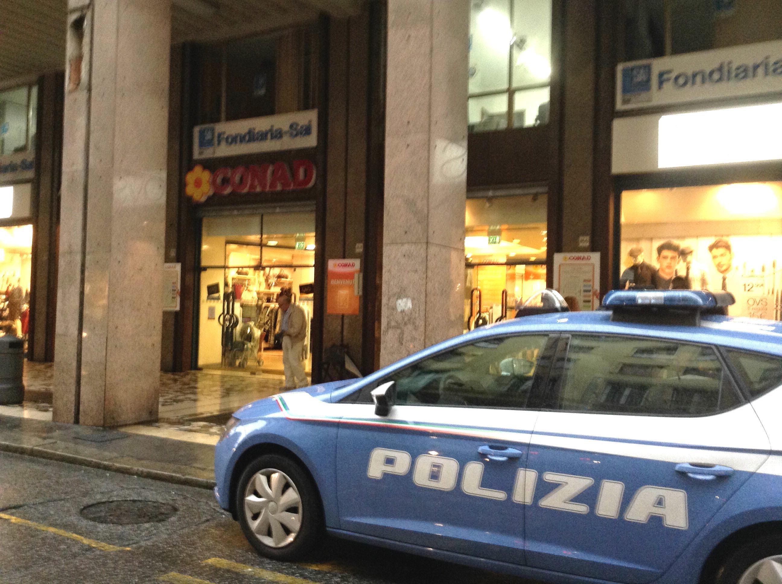 Una volante della polizia di Stato in via Grande (foto d'archivio)