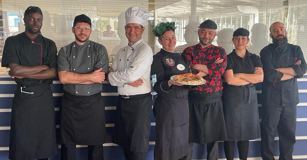 Lo staff di cucina del Sea Flower: al centro Emy Scarpa, pluripremiata nel mondo per le sue pizze
