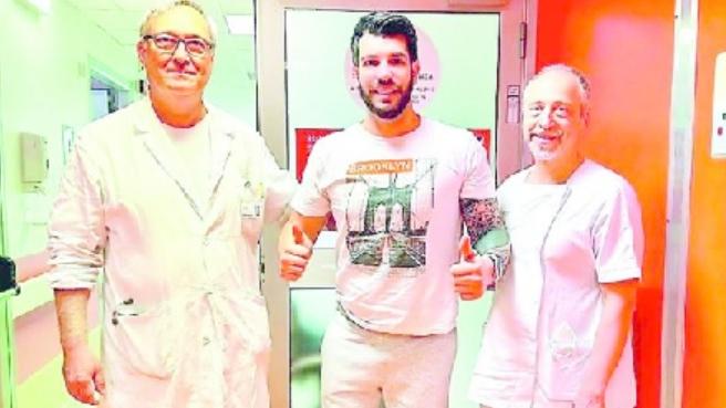 Fabio Piu al centro durante la riabilitazione a Ferrara