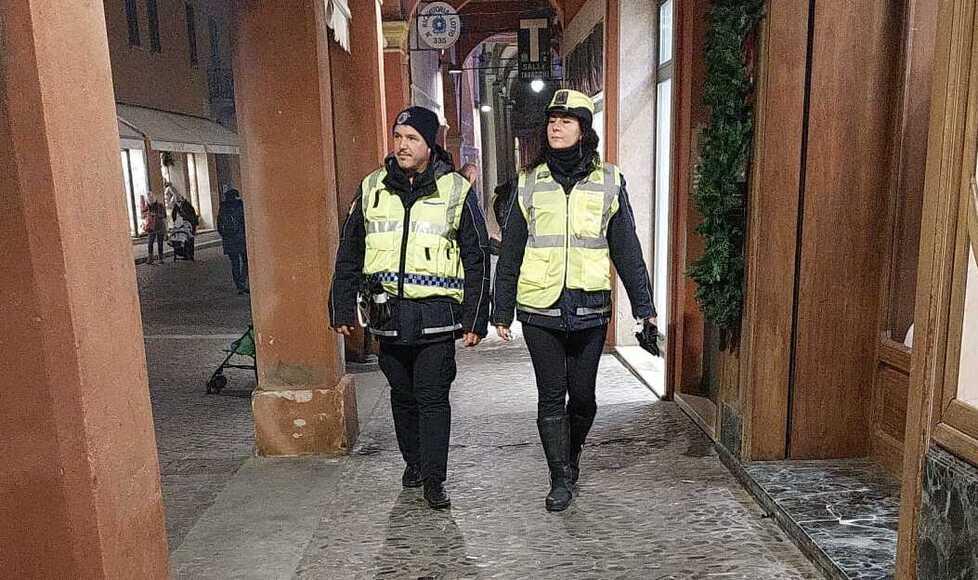 Cento, col monopattino sotto i portici. Poi schiaffeggia un negoziante