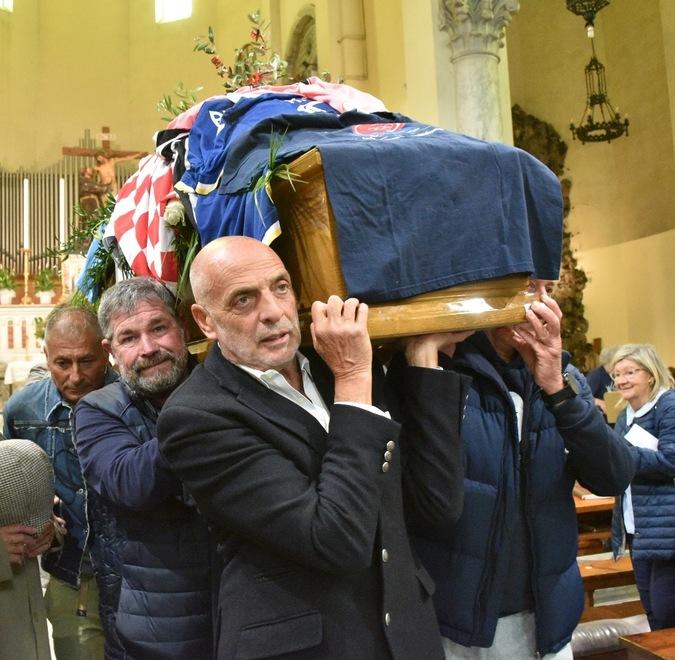 Il feretro portato a spalle da Paolo Brosio