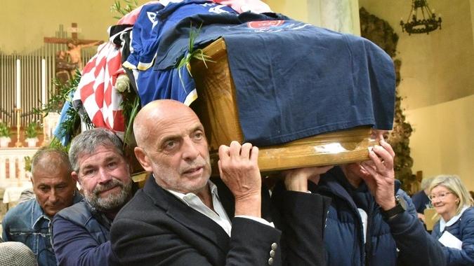 Il feretro portato a spalle da Paolo Brosio