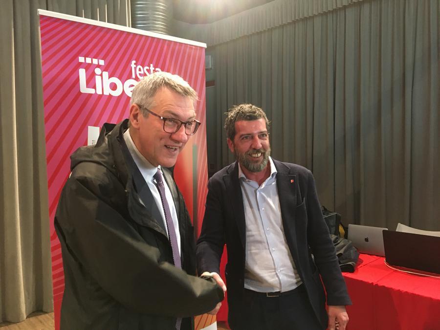 
	La stretta di mano tra Maurizio Landini e Lorenzo Pancini alla Camera di commercio di Prato

