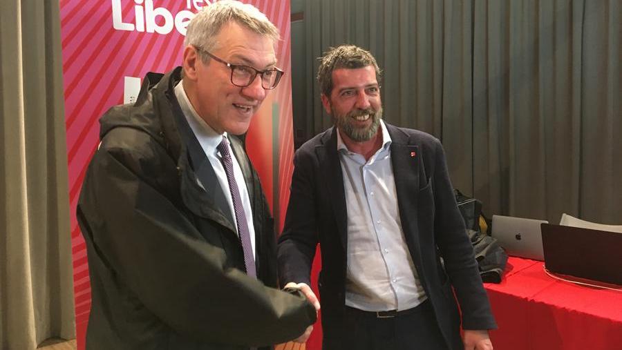 La stretta di mano tra Maurizio Landini e Lorenzo Pancini alla Camera di commercio di Prato