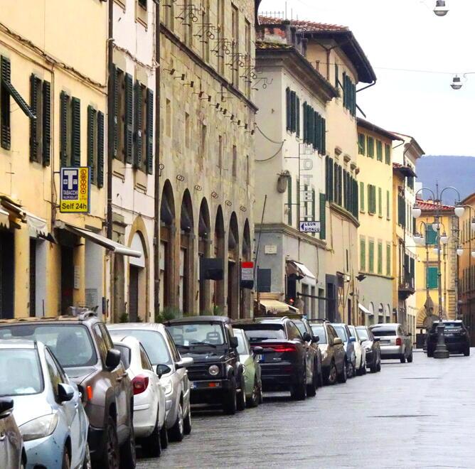 Auto in sosta lungo via Cavour