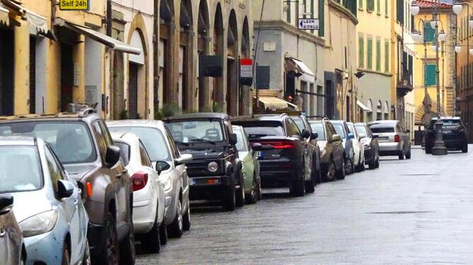 Auto in sosta lungo via Cavour