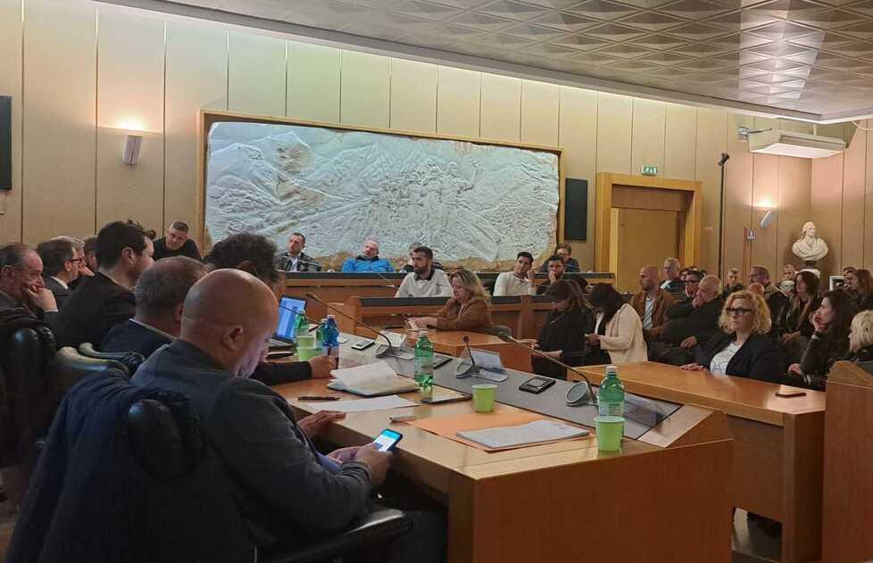 Massa, negozi di vicinato e parcheggi: candidati sindaco a confronto