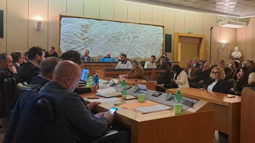 Massa, negozi di vicinato e parcheggi: candidati sindaco a confronto