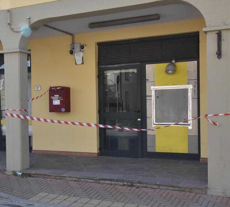 Il bancomat fatto saltare all’ufficio postale a Stabbia (foto Juri Autovino)