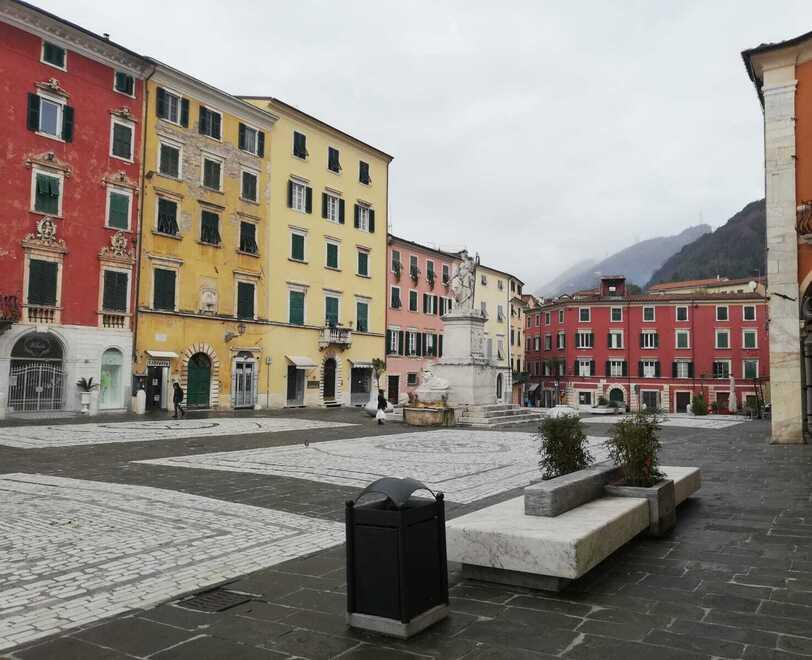 Far West in piazza Alberica, volano tavoli e seggiole