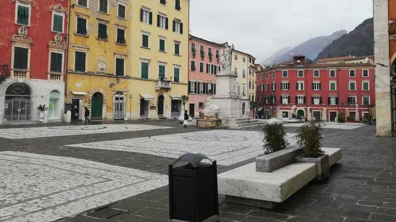 Far West in piazza Alberica, volano tavoli e seggiole