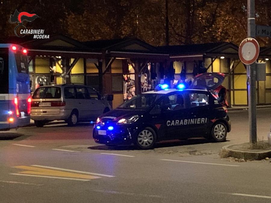 Modena, controlli alle fermate dei bus e nelle stazioni: verifiche su 225 persone