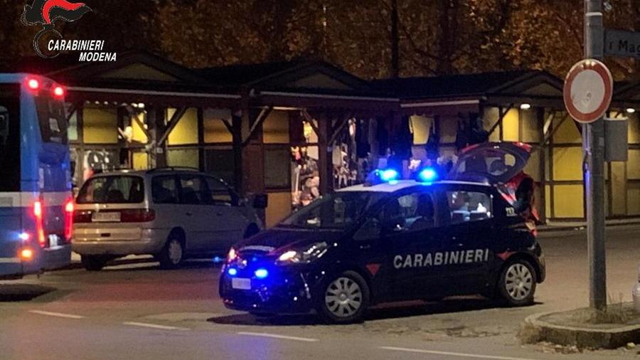Modena, controlli alle fermate dei bus e nelle stazioni: verifiche su 225 persone