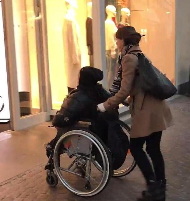 Una disabile alle prese con le barriere architettoniche in centro