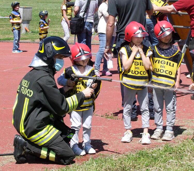 Pompieropoli 2022: giochi per bambini (piccoli pompieri per un giorno) al campo di atletica (foto Paolo Barlettani)