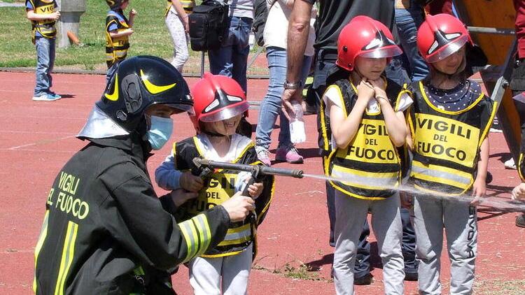 Pompieropoli 2022: giochi per bambini (piccoli pompieri per un giorno) al campo di atletica (foto Paolo Barlettani)