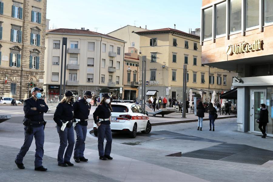 
	Poliziotti e agenti della municipale in piazza Attias (foto d'archivo)

