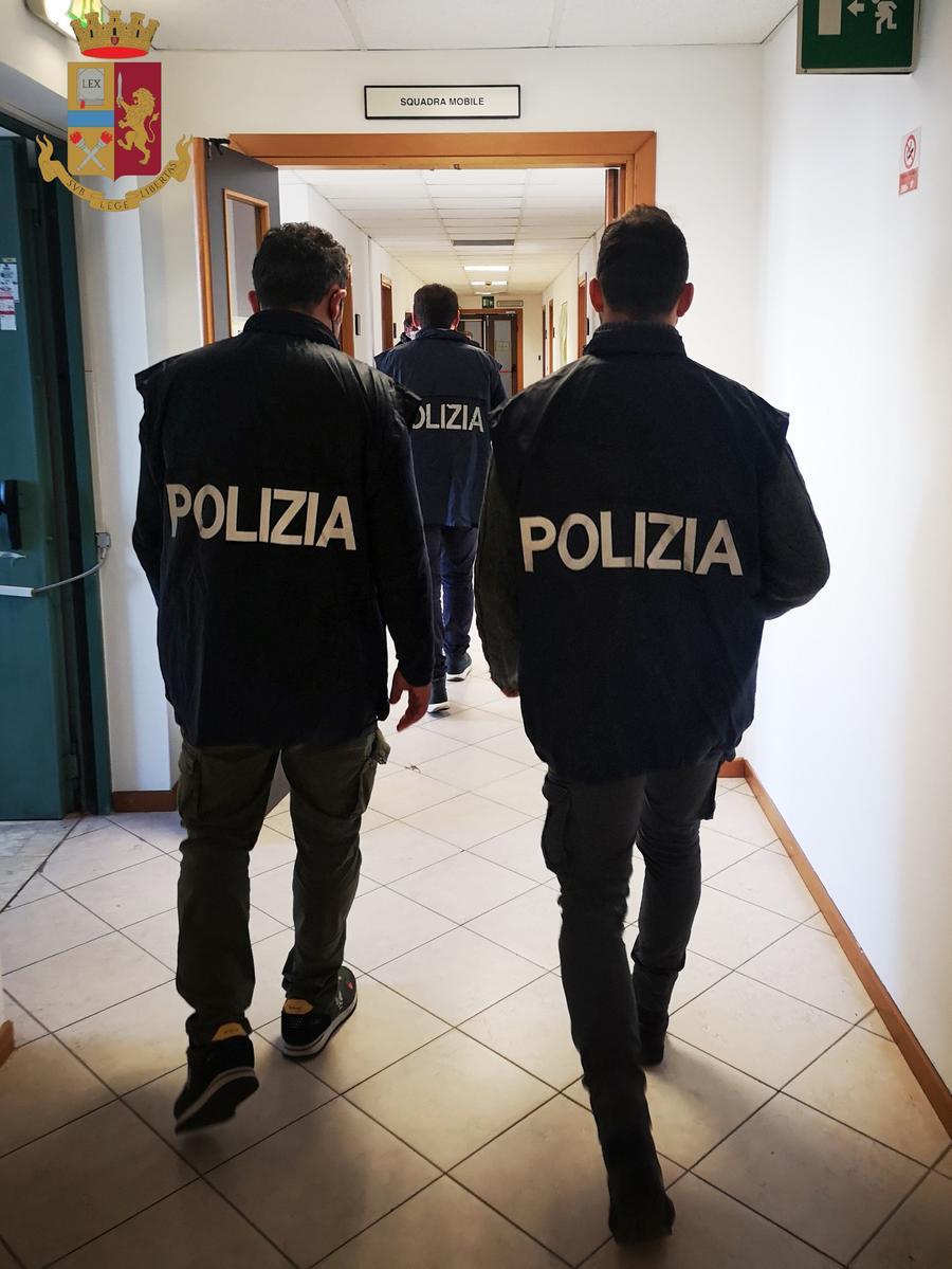 Savignano, arrestato spacciatore: in casa aveva 5 chili di cocaina, mezzo chilo di eroina e 48mila euro