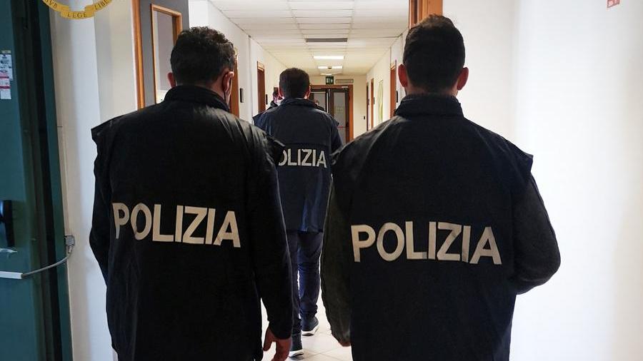 Savignano, arrestato spacciatore: in casa aveva 5 chili di cocaina, mezzo chilo di eroina e 48mila euro