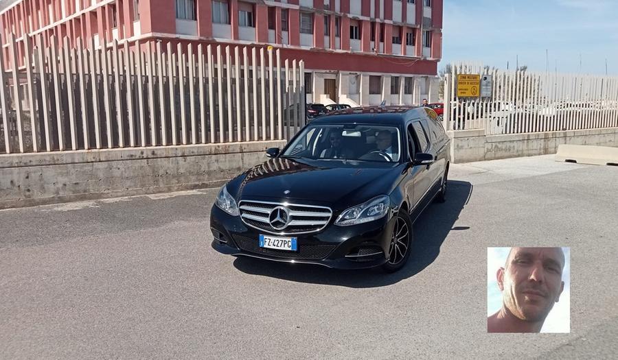 
	Il carro funebre trasporta il corpo di Davide Calvia. Nel riquadro la vittima del naufragio

