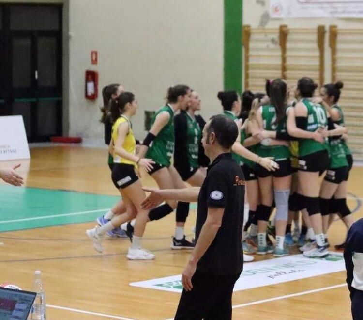 Le ragazze della Nottolini si abbracciano dopo aver vinto un set