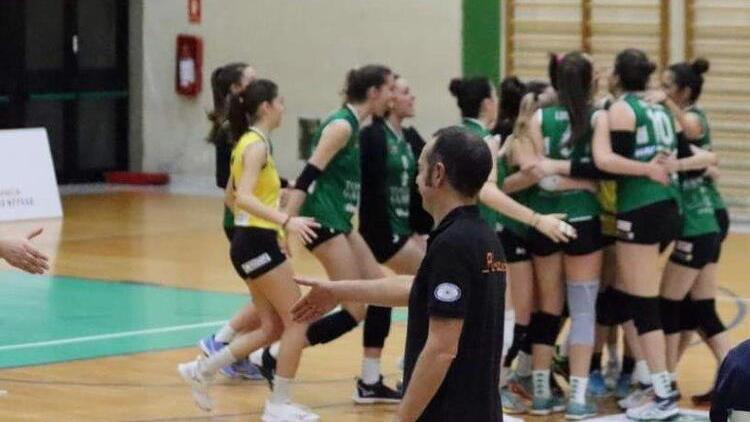 Le ragazze della Nottolini si abbracciano dopo aver vinto un set