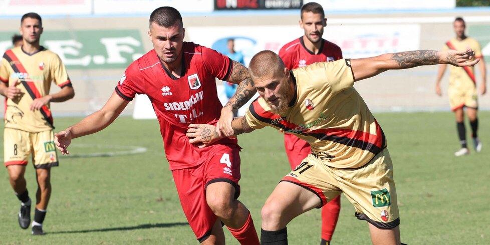 La punta Ravasio durante un contrasto nella sfida allo stadio Pavesi contro il Fiorenzuola