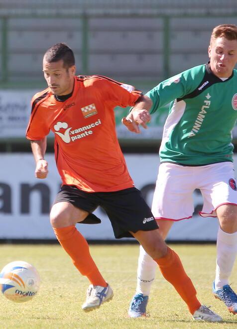 Lorenzo Cecchi con la maglia arancione nella stagione 2013/2014