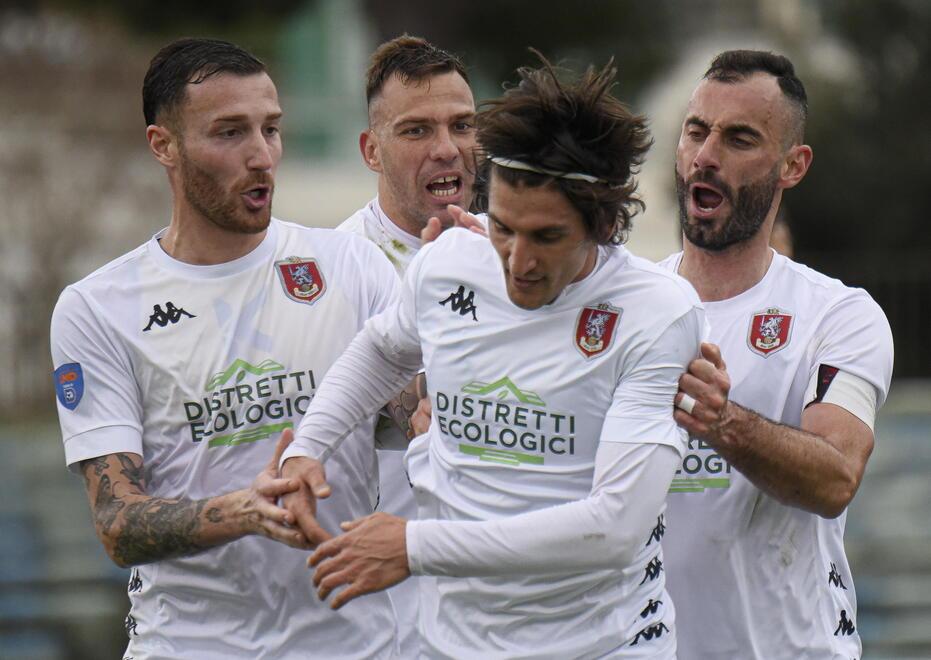Capitan Riccardo Cretella festeggiato dopo un gol (foto Agenzia Bf)