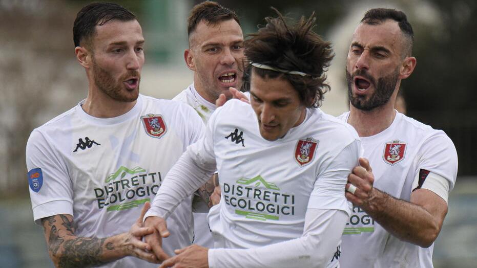 Capitan Riccardo Cretella festeggiato dopo un gol (foto Agenzia Bf)