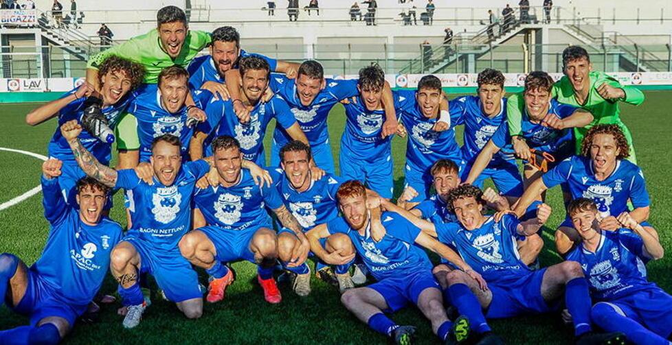 La gioia della squadra dopo la vittoria sul campo del Cecina