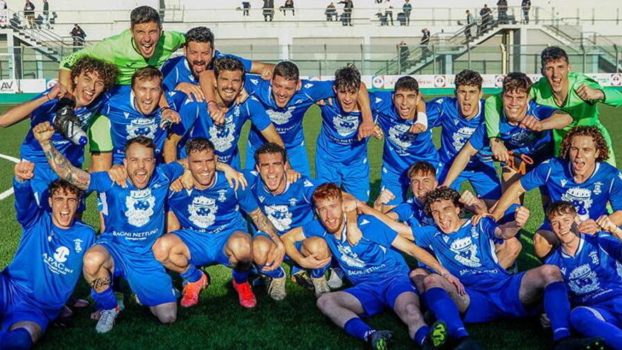La gioia della squadra dopo la vittoria sul campo del Cecina
