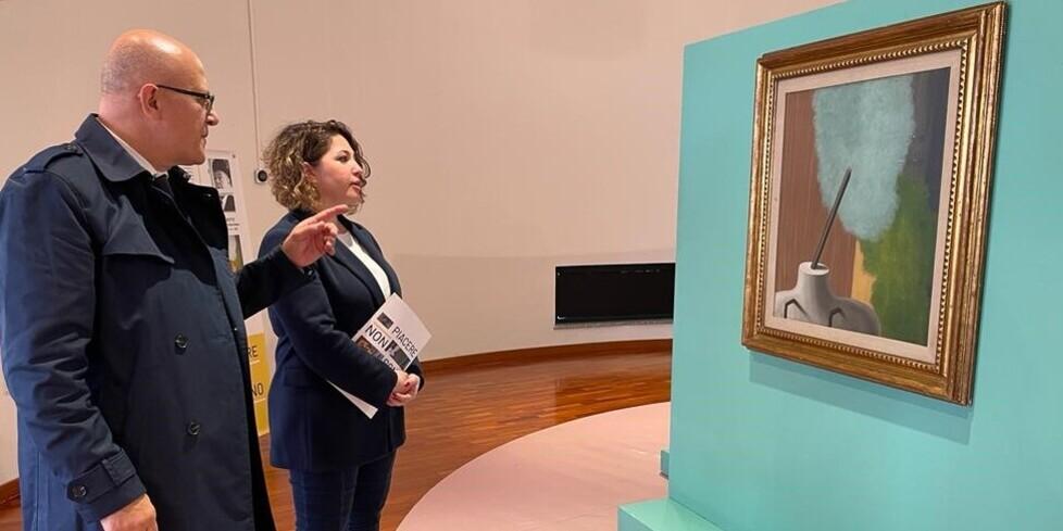 Ad Arzachena viaggio nell’arte contemporanea con Magritte, Sironi e De Chirico