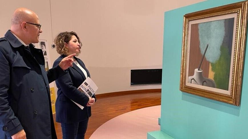 Ad Arzachena viaggio nell’arte contemporanea con Magritte, Sironi e De Chirico