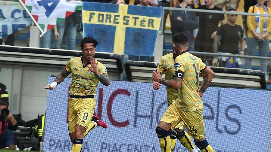 Segna Lapadula poi il Cagliari si fa rimontare: vince il Parma 2-1