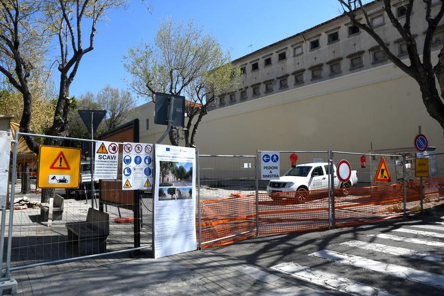 
	Piazza Manno con le transenne che delimitano il cantiere

