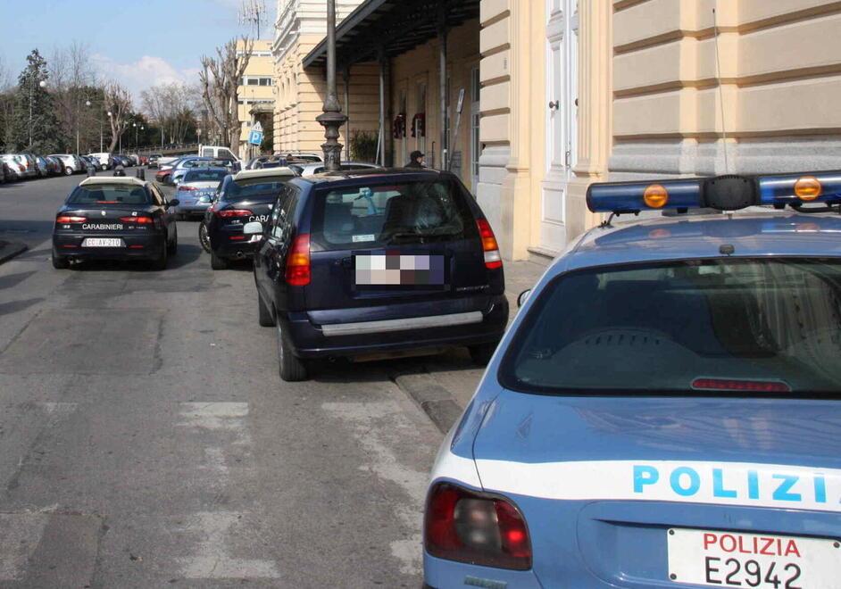 Un'auto della polizia in stazione (foto d'archivio)