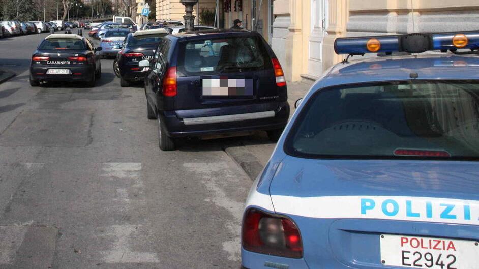 Un'auto della polizia in stazione (foto d'archivio)