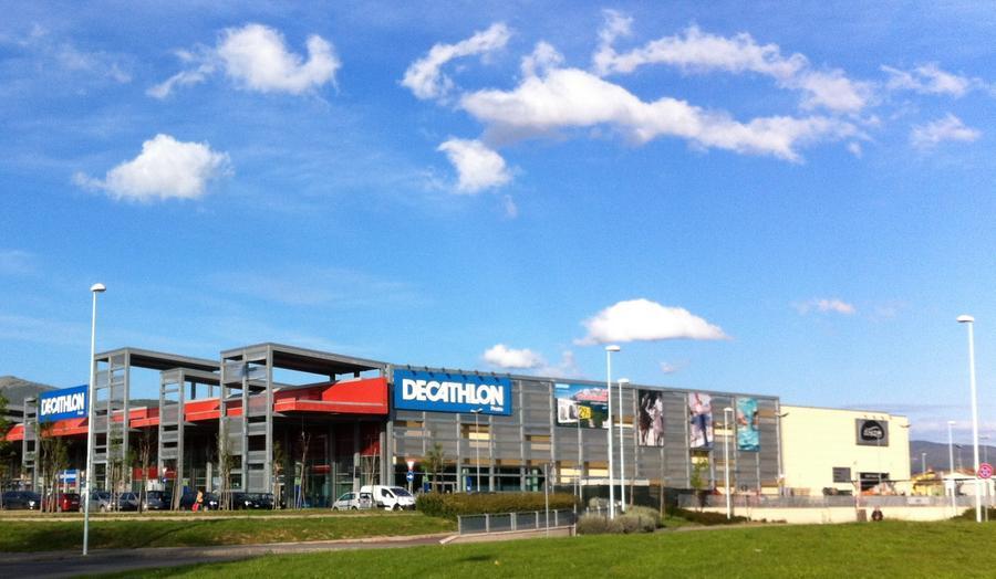 Decathlon Prato aperto il 25 aprile fa infuriare la Cgil
